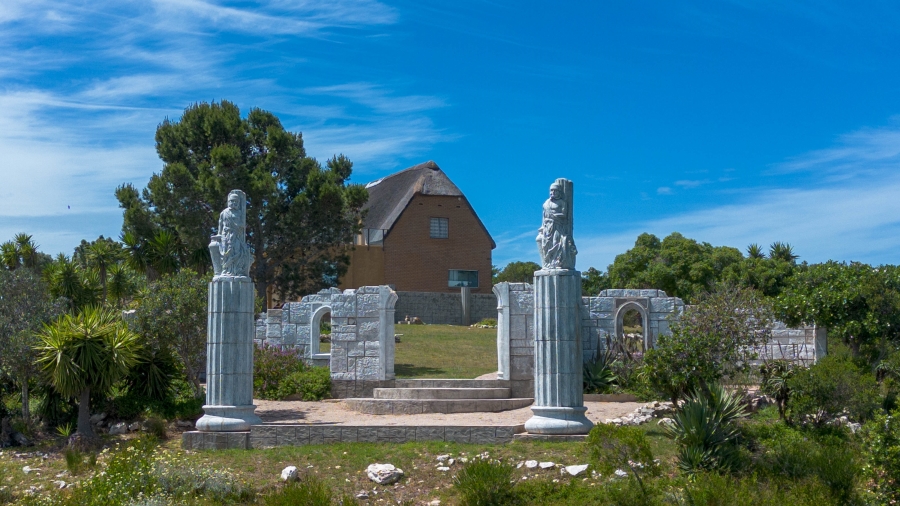 6 Bedroom Property for Sale in Stilbaai Oos Western Cape